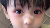 小男生的眼睛又大又圆，真的好好看呀