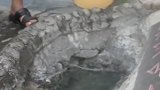 98度的温泉，村民在温泉里直接煮饭，真是活久见
