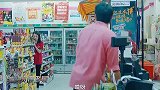 比曹操还多疑的女人，买包烟还被打劫了十块钱