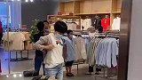 商场发现搞笑一幕，男孩钻进衣服里试衣