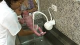初生婴儿被直接拿到水龙头下冲洗，哭到停不下来，好心疼