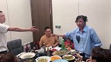 这样喝酒的果然是女中豪杰，雪花不飘人自飘!