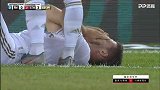 祸不单行！约维奇门前抢点撞翻奥布拉克 表情痛苦+一瘸一拐
