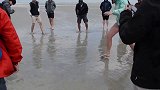 如果人不小心陷入流沙怎么办？国外美女亲自示范，教你如何自救！
