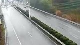 路过司机停车把轮胎滚到路边