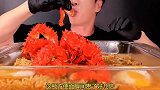 小哥哥狂吃帝王蟹拉面，一大只帝王蟹满是肉，大口大口吃拉面过瘾