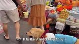 这金毛也太馋了，赖在水果摊不走讨吃的，看完忍住别笑