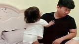 一下班回家，父女俩就打架，谁也不饶谁，真是冤冤相报何时了