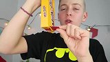 儿童趣味游戏：小姐姐和小哥哥用纸版做彩色糖果售卖机