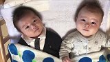 双胞胎宝宝睡醒后盯着妈妈看，呆萌的小表情太可爱了！