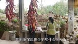 下雨天没活干，老妈做一盘“过桥排骨”，桃子为了吃还用上了菜刀