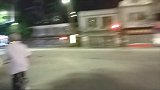 大爷骑车如杂耍，双手脱把轻松拐弯_1