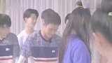 林允称完体重，被吓得崩溃大哭，王凯赶紧安慰，他们把脚踩上面的