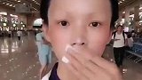 空姐下班直接在机场卸妆，擦完脸秒变大妈，不忍直视