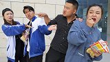 刁蛮阿姨吃东西不给钱，阿宝还帮助她，这样做对吗？