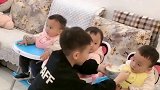 三胞胎弟弟和妹妹不好好吃饭，哥哥用这个办法，居然乖乖就范