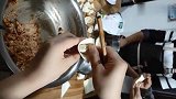 老师傅的手艺可谓是精湛，10秒钟可以包好一个馄饨！
