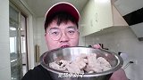 老猫今天做香辣烤肥肠，配上大蒜一起吃，外脆里嫩真过瘾