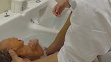 护士指导新手妈妈给宝宝洗澡，妈妈笨手笨脚的，宝宝全程在哭