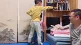 小宝宝跟着哥哥学习跆拳道,简直是巅峰对决,这么小就有模有样的