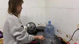 儿媳往鱼汤里倒一瓶芥末让公公喝，辣的公公捂眼直流泪，婆婆笑了