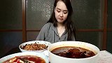 大眼萌妹吃面条和鱼头，面条碗出现的鱼骨也要嚼一下，好尴尬呀