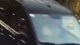 视频还清白！女子扶起摔倒老人反被讹，警方调监控还原真相。