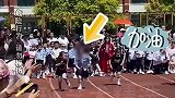 学校进行接力比赛本来想助男孩一臂之力，结果万万没想到