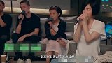不被年龄所困！51岁王菲直播连麦马云，大佬见大佬穿衣从不花哨
