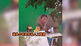 晴天拍下雨戏原来是这样拍的，男女主伞下玩浪漫，道具大哥太抢镜