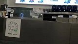 奶茶店小哥一个工作失误，放起了同行的主题曲