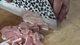 23一斤的猪肉，小徐买了2斤，回家做煎肉，配1大碗米饭吃美了