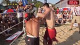 实拍：战斗民族沙滩格斗，一招后背锁喉，让对手乖乖投降