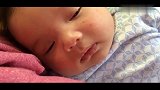 小宝宝在睡眠中听到妈妈说话的声音时露出了开心的笑容，萌翻了