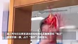 高三生考前在教室门口排队顶粽子：头顶“高粽”，一举高中！