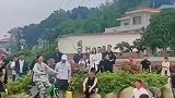 小姐姐挑战独木桥自行车，只差最后一点点！