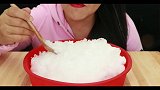 小姐姐吃一大碗白白的碎冰，吃起来冰冰凉凉好舒服