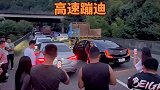 高速堵车，直接秀起来了舞蹈