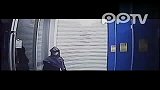 监控现场：男子全副“武装”夜窃银行