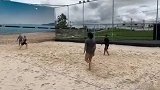 高拉特与朋友玩沙滩足球 这脚法国足学着点