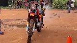 见识一下非洲的摩托车驾照考试，眼前这一幕，真是令我大开眼界