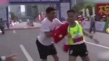 深马终点冠军被强拉与国旗合影 拉拽男子写道歉信：一时冲动