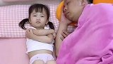 当爸爸发现闺女没盖被子，这一转身盖了个寂寞！
