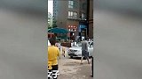 爆新鲜-20171128-男子街头殴打女子 被路人愤怒踹飞狂打