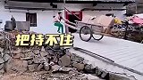 把持不住了，小推车溜车了