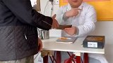 老奶奶虽然虽然你九十了但是你有儿子不能进我们养老院。你儿子虽