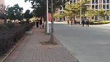 高校学生称午休要扫厕所 校方：非强制要求 各系具体安排不一样
