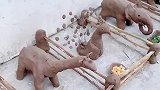 孩子玩泥巴玩到了精髓，一不小心就在家里开了个动物园