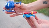 玩具车绑上窜天猴，和遥控直升机拔河，谁能赢？