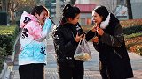 “不照镜子千万别化妆！”看到女生口红花了大爷忍不住提醒